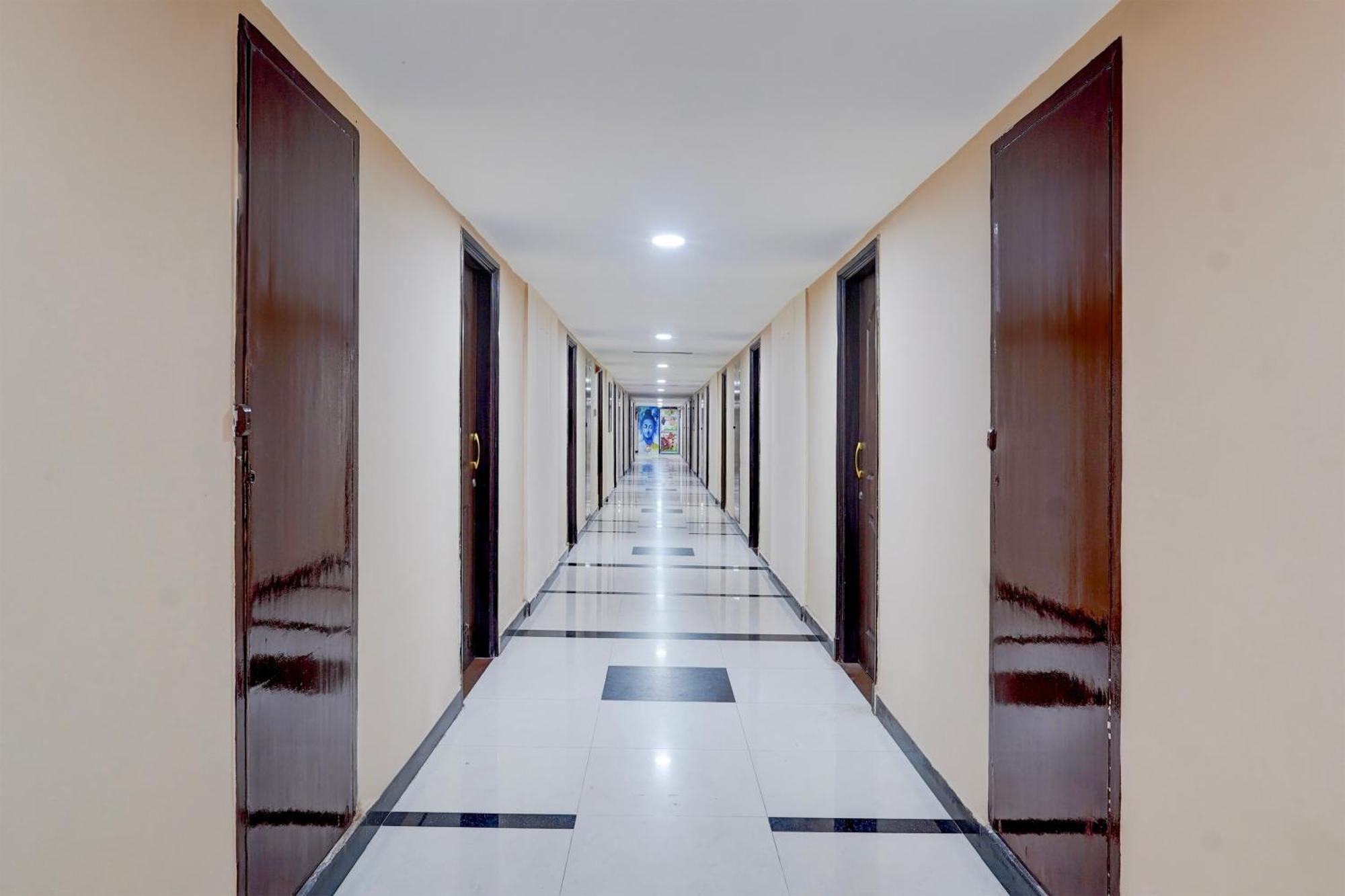 Super Townhouse Koyambedu Hotell Chennai Eksteriør bilde